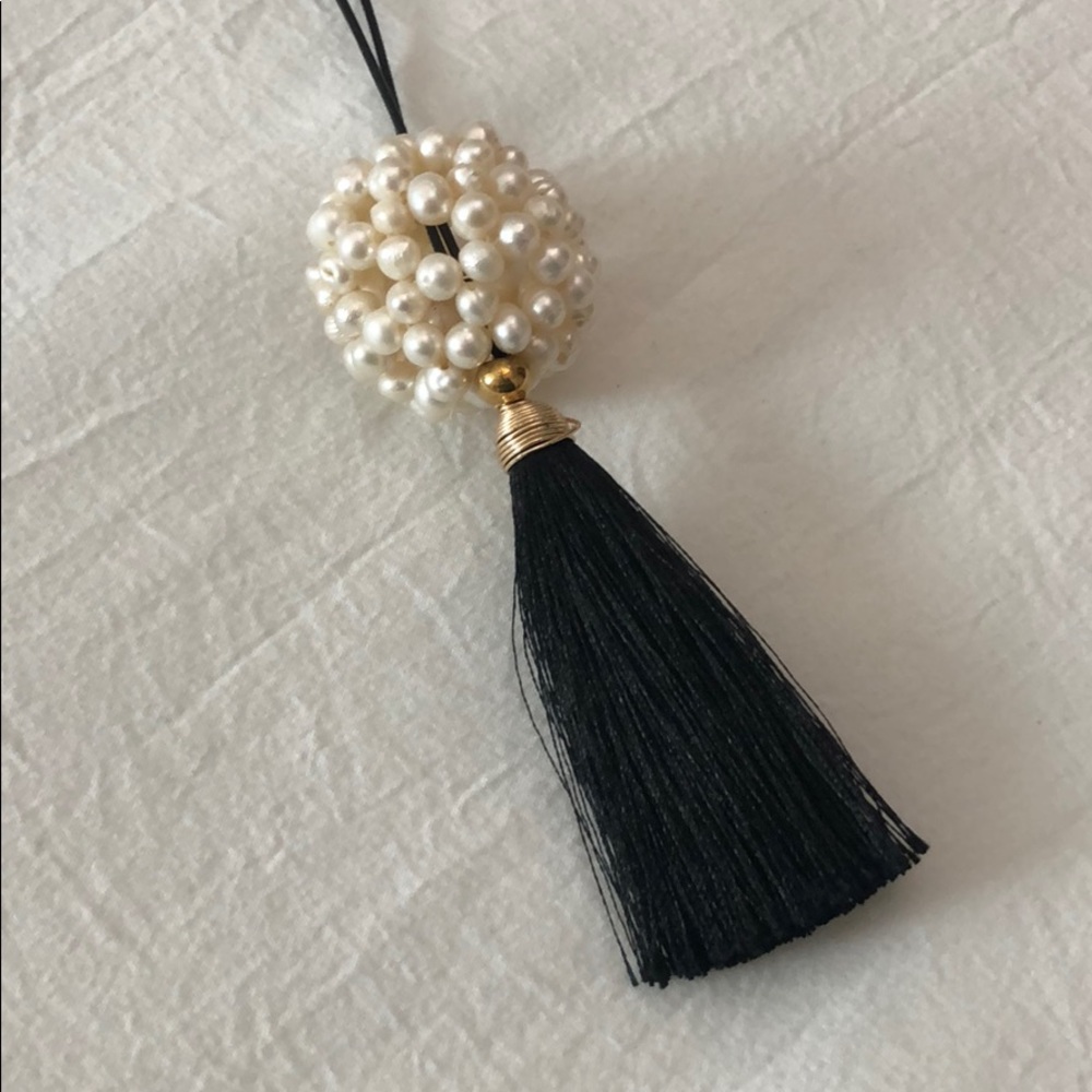 Delicate black and pearl necklace with tassel